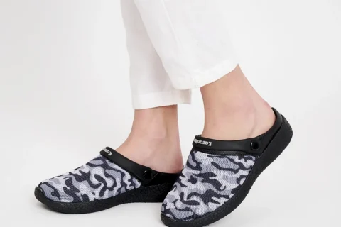 Women’s WANDERER Black Comfort camo clogs