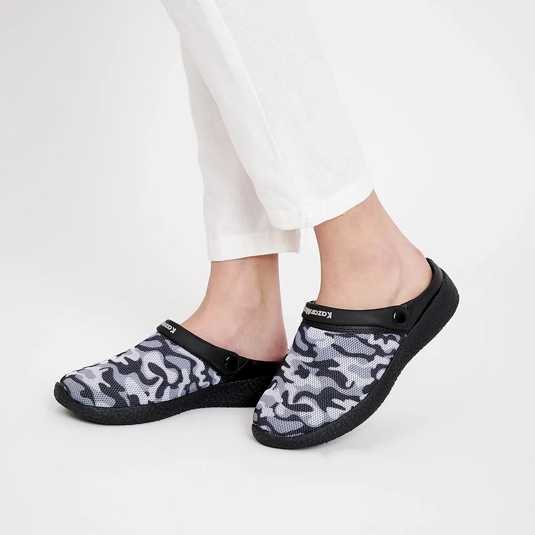 Women’s WANDERER Black Comfort camo clogs